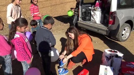 Köy köy gezip çocuklara hediye dağıtıyorlar