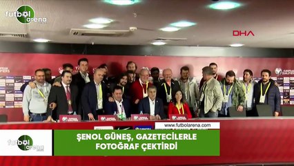 Şenol Güneş, gazetecilerle fotoğraf çektirdi