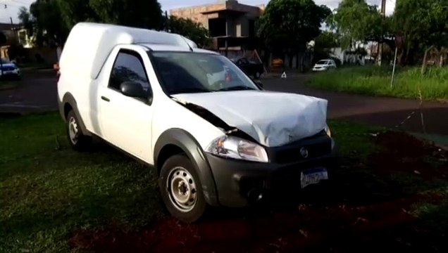 Carros batem em cruzamento do Bairro Pioneiros Catarinenses