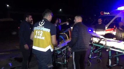 Motosikletle servis minibüsü çarpıştı; 2 ağır yaralı