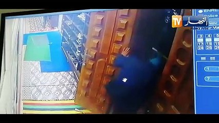 عين تموشنت:  فيديو لسرقة حذاء رياضي  لأحد المصلين من مسجد علي بن ابي طالب بالمالح أتناء صلاة العشاء