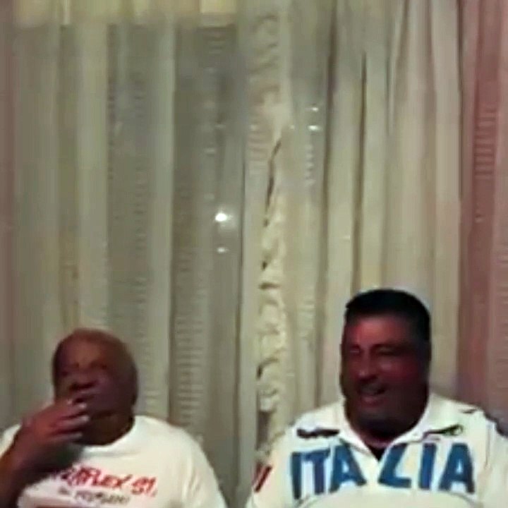 Amigos pregam uma partida bastante engraçada a um amigo.