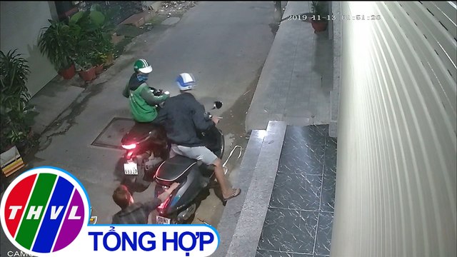 Thanh niên bị cướp dí dao vào cổ khi dừng xe bấm điện thoại