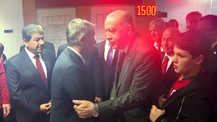 Cumhurbaşkanı Erdoğan, soyunma odasına inerek Millileri kutladı