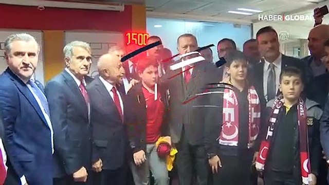 Erdoğan, Millileri soyunma odasında kutladı