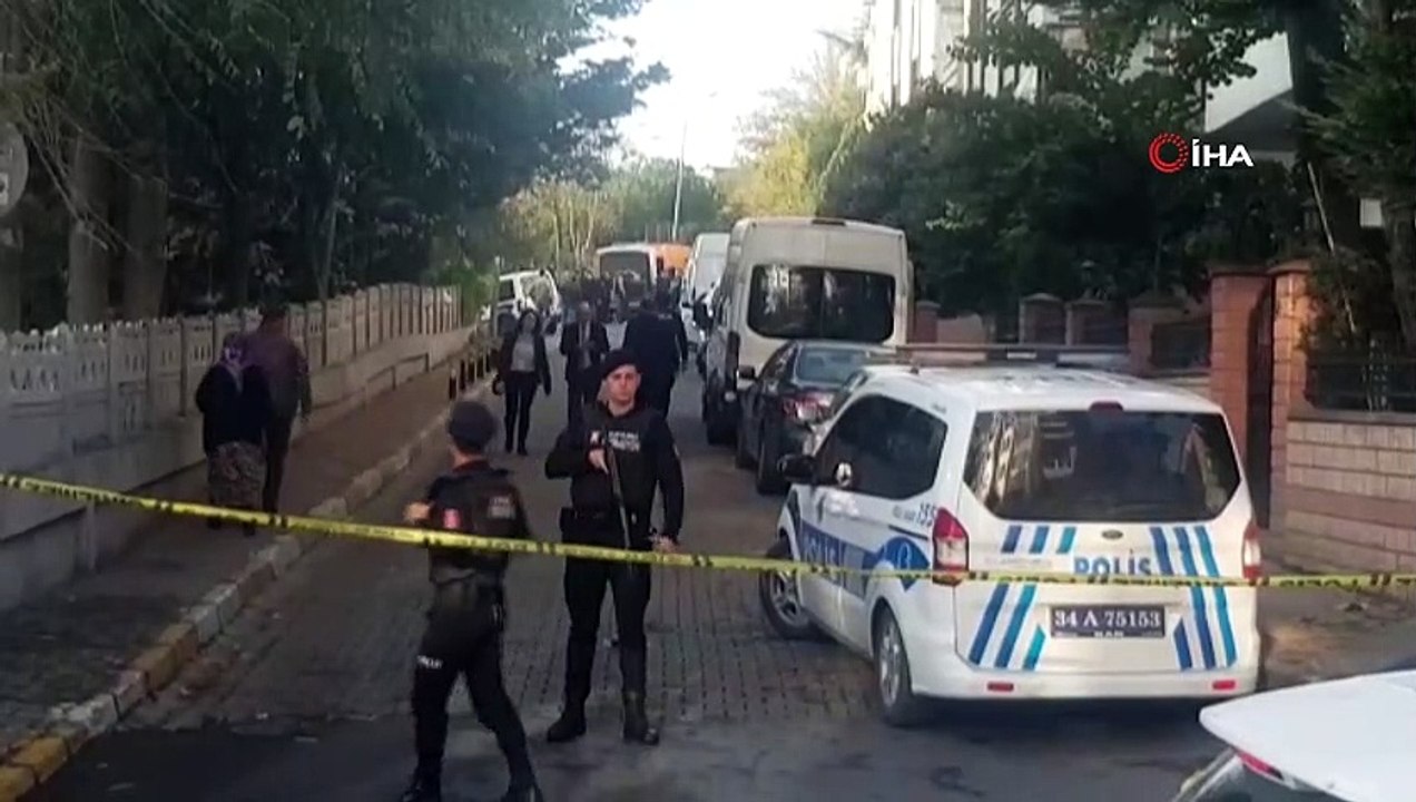 Bakırköy Osmaniye'de bulunan bir dairede 1'i çocuk 3 kişinin cansız bedeni bulundu. Olay yerine çok sayıda polis ekibi sevk edildi. Polisin evdeki incelemesi sürüyor.