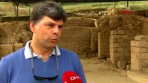 İzmir metropolis antik kenti'nde hamam ve kulis yapıları ortaya çıkarıldı