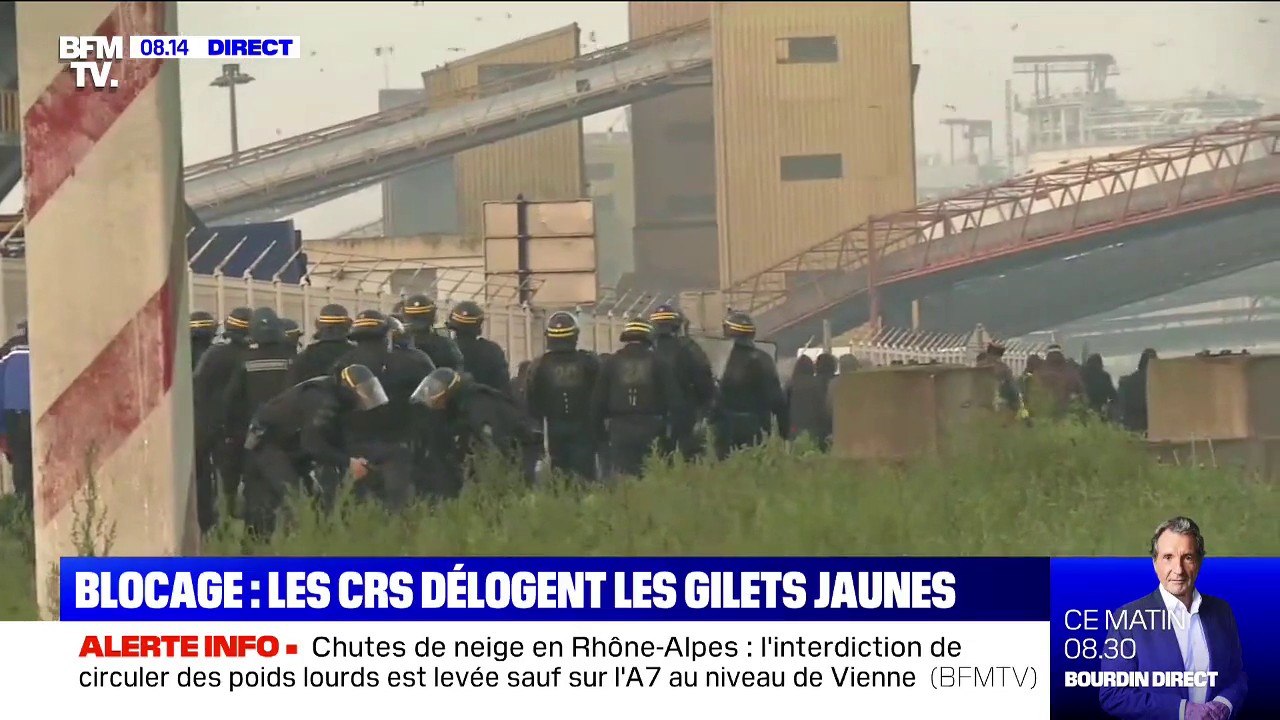Les CRS interviennent pour déloger des gilets jaunes qui bloquent un site Seveso en Loire-Atlantique