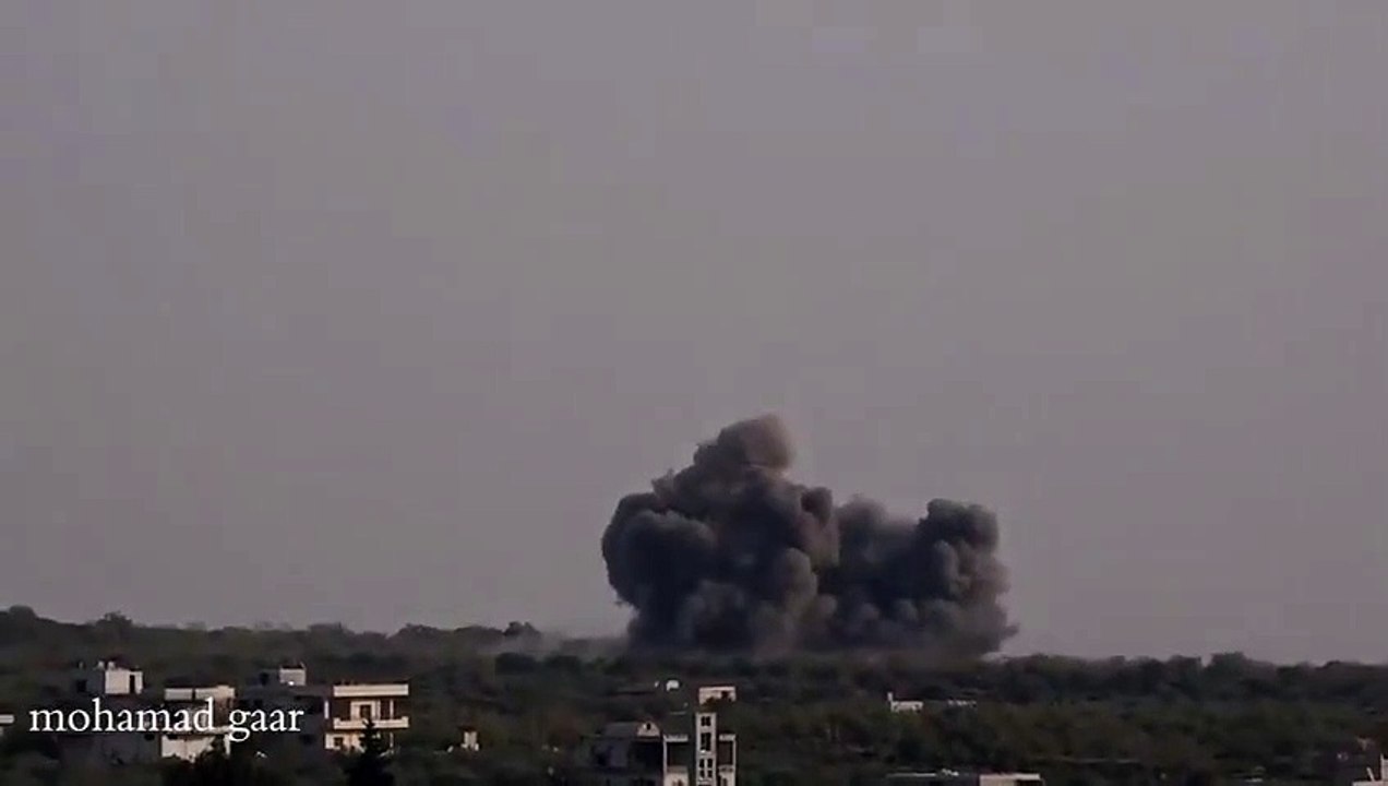 شاهد .. لحظة قصف ميليشيا أسد لبلدات جنوب إدلب بالبراميل المتفجرة