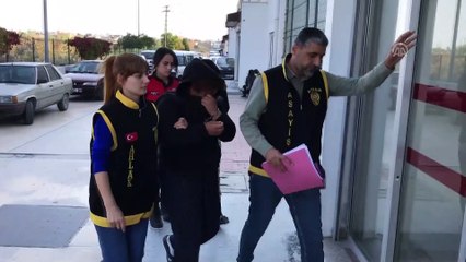 Yardım istedikleri sürücünün çantasını çalan iki kadın yakalandı - ADANA