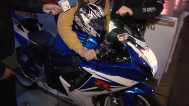 Los moteros disfrutan en Cheste del ambiente antes del último Gran Premio de la temporada