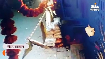 20 मिनट में 4 दुकानों के ताले तोड़ नकदी लूट ले गए 2 बदमाश, सीसीटीवी से हो रही तलाश