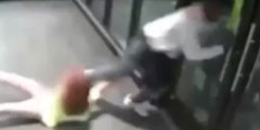 Vídeo viral: Esta mujer se resiste con todas sus fuerzas al robo de su bolso y acaba arrastrada por el suelo