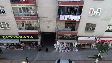 Samsun'da apartmanın altından yol geçiyor