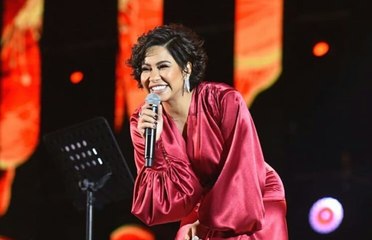 شيرين تقبل يد معجب في حفل السعودية وتثير ضجة بتعليقها الطريف