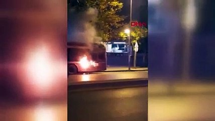 Park halindeki belediye otobüsü alev alev yandı
