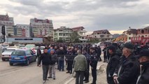 Foto dhe Video/ Vazhdon përplasja mes banorëve të Astirit dhe policisë