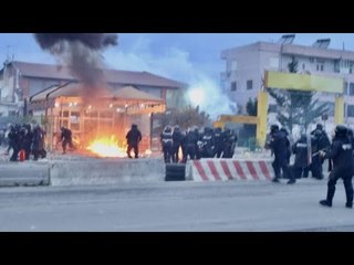 LIVE/ Protesta tek Astiri, përplasje mes banorëve dhe policisë