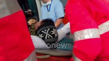 Ora News - Momenti kur protestuesja Lindita Protoduari transportohet me ambulancë në spital