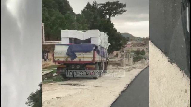 Rruga e Llogorasë, e pakalueshme! Rrëzohen shtylla të tensionit të lartë dhe pemë