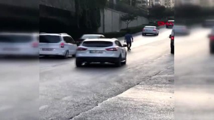 Adana akan trafikte tehlikeye aldırmadan yürüdü