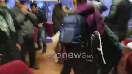 Ora News - Momenti kur policia ndërhyn në Astir, hedh gaz lotsjellës, banorët molotov