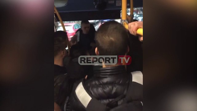 Vajzës i humb portofoli, pasagjerët rrahin keq shoferin e autobusit pse mbylli dyert
