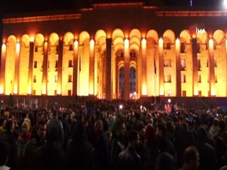 Gürcistan'da halk sokaklara döküldü