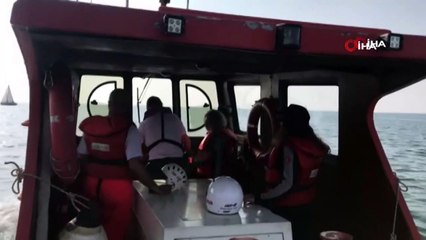 Kayalıklara çarpan teknelerin kurtarılma anı kamerada