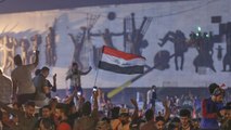 العراقيون يتنافسون في تأمين الخدمات للمتظاهرين بساحة التحرير