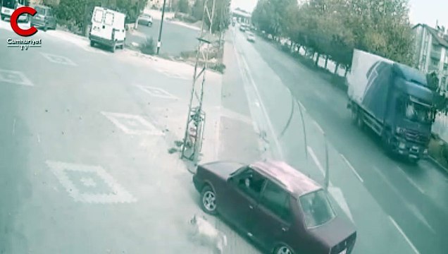 Köpeğe çarpmamak için kaza yaptı