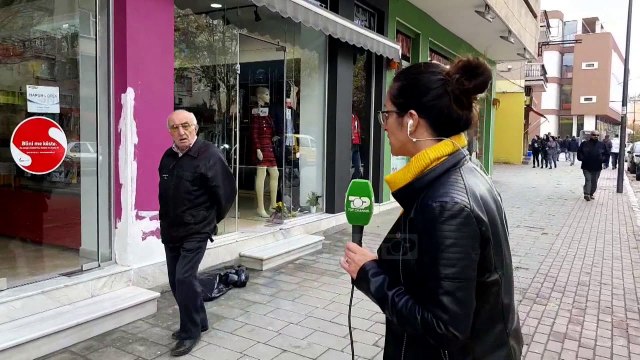 Aksident në bulevardin kryesor të Korçës, makina përfundon në dyqan