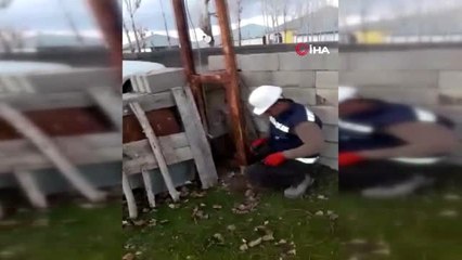 Pes dedirten görüntü...Evlerine çektikleri kaçak elektrik hattını yer altından döşediler
