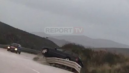 Report TV - Aksident i pazakontë në Sarandë, shikoni si makina 'fluturon' jashtë rruge