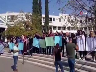 İsrail'in okul saldırılarına karşı Filistinli öğrencilerden protesto