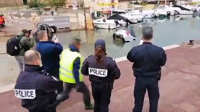 Marseille: Trompé par son GPS, un automobiliste finit dans le Vieux-Port - Aucune personne blessée - VIDEO