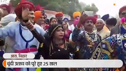 मटका सिर पर रख दौड़ी विदेशी महिलाएं