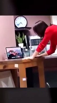 Des élèves font une blague à une prof !