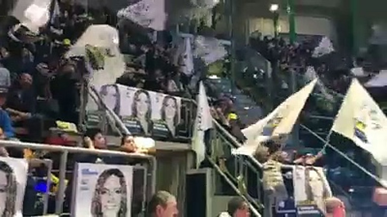 Salvini a Bologna, il pubblico canta Romagna mia (14.11.19)