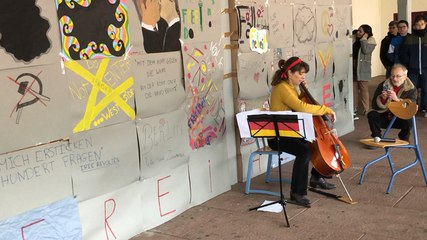 Elle rejoue Rostropovitch au pied du mur de Berlin