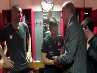 Cumhurbaşkanı Erdoğan, soyunma odasına inerek millileri kutladı