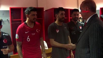 Cumhurbaşkanı erdoğan milli takımı tebrik için soyunma odasına indi