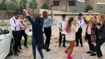 3,5 yıl sonra eşinden boşanmasını bando eşliğinde kutladı