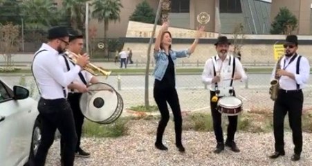 3,5 yıl sonra eşinden boşanmasını bando eşliğinde kutladı