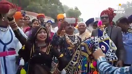 राजस्थानी रंग में नजर आए पर्यटक, विदेशी महिलाएं मटका सिर में रखकर दौड़ीं