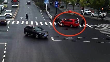 Saniyeler içinde aracın altından çıkardılar
