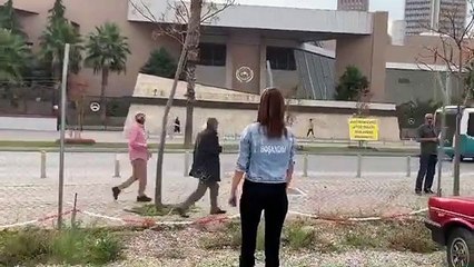 Boşanma kararını adliye önünde bandolu 'Erik Dalı' parçasıyla kutladı
