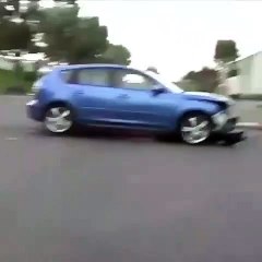 Il tente de faire le même trick qu'un skateboardeur... mais en voiture. Raté