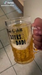Il piège sa mère avec un verre de bière... Bien joué