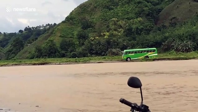 Un conducteur de bus scolaire prend beaucoup de risques pour traverser une rivière en crue... Risqué